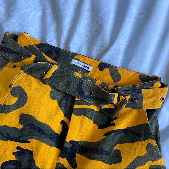 FASHIONNOVA ORANGE CAMOUFLAGE CARGO PANTS SIZE 25” FOR WOMAN - Picture 3 of 7